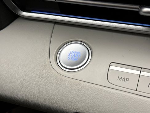 Used 2025 Hyundai Elantra Limited image 23