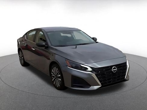 Used 2025 Nissan Altima 2.5 SV FWD image 3