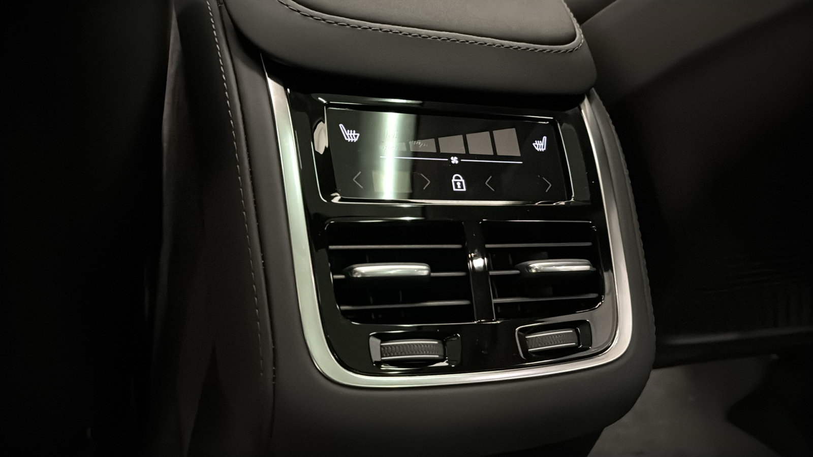 New 2026 Volvo XC90 T8 Plus w/ Protection Package Premier AWD/4WD image 28