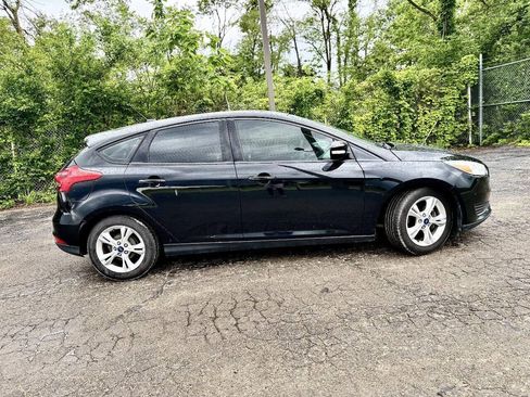 Used 2017 Ford Focus SE FWD image 2