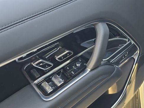 Used 2023 Land Rover Range Rover SE image 11