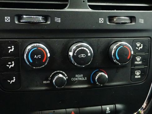 Used 2014 Dodge Grand Caravan SXT image 29