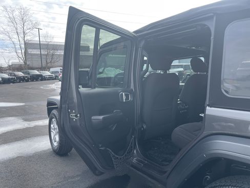 Used 2018 Jeep Wrangler Unlimited Sport S image 25