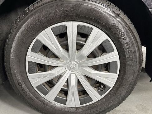 Used 2019 Toyota Camry L image 14