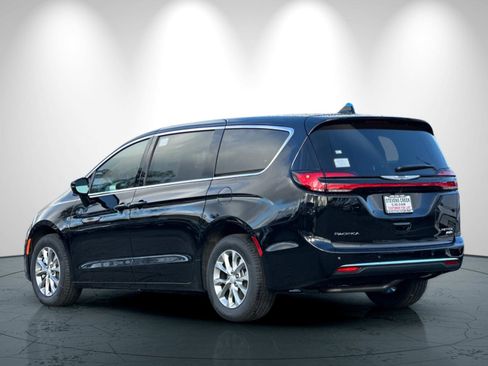 New 2026 Chrysler Pacifica Limited image 6