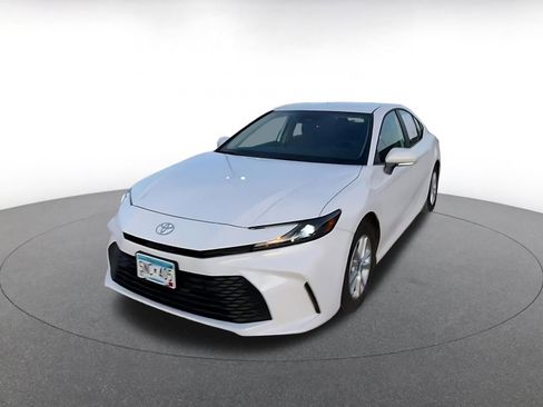 Used 2025 Toyota Camry LE image 7