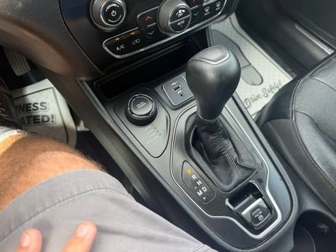 Used 2019 Jeep Cherokee Limited AWD/4WD image 15