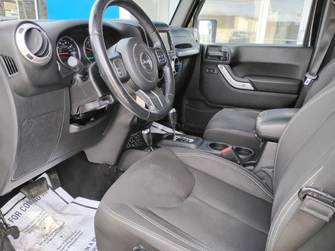 Used 2016 Jeep Wrangler Unlimited Sahara AWD/4WD image 9