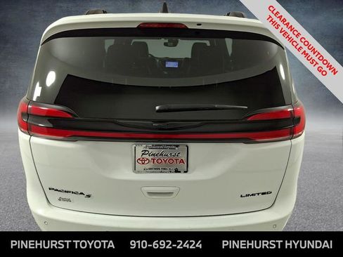 Used 2025 Chrysler Pacifica Limited image 6