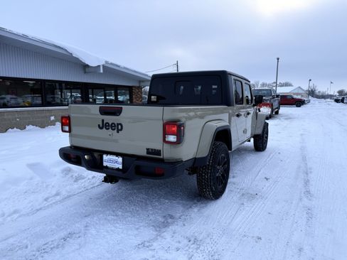 Used 2022 Jeep Gladiator Sport image 7
