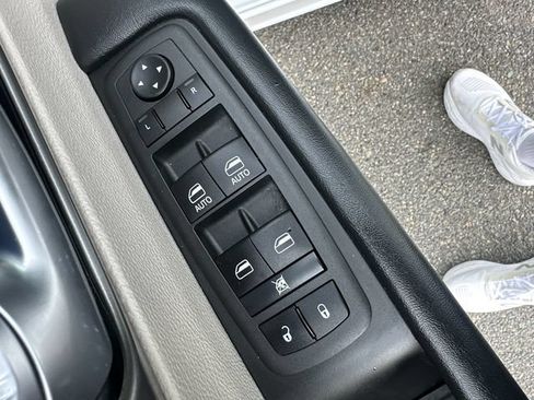 Used 2022 Chrysler Pacifica Touring-L FWD image 25