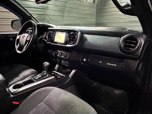 Used 2017 Toyota Tacoma TRD Sport image 16