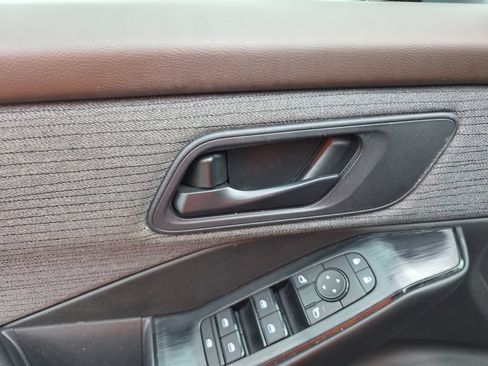 Used 2023 Nissan Rogue S AWD/4WD image 14