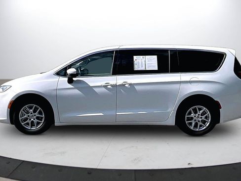 Certified 2023 Chrysler Pacifica Touring-L FWD image 5
