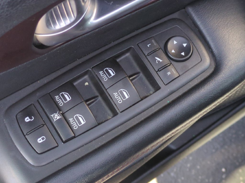 Used 2020 Chrysler Pacifica Limited FWD image 16