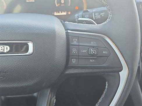 Used 2025 Jeep Grand Cherokee Laredo w/ Luxury Tech Group I image 18