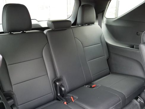 Used 2025 Chevrolet Traverse LT w/ Enhanced Driving Package AWD/4WD image 11