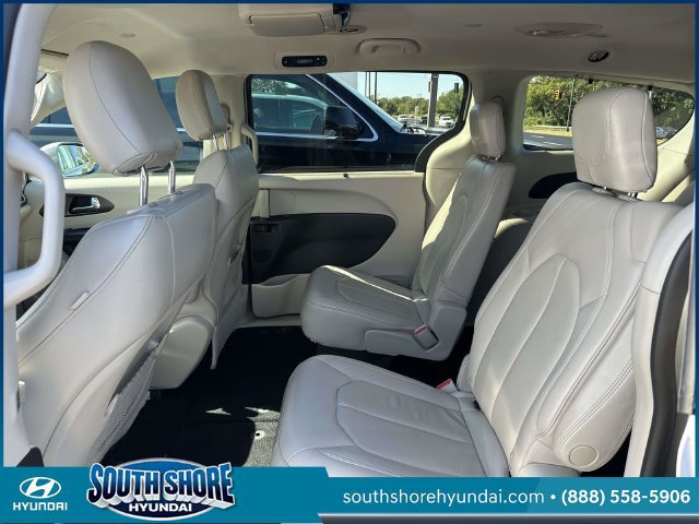 Used 2018 Chrysler Pacifica Touring-L FWD image 12
