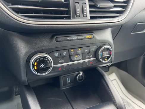 Used 2020 Ford Escape SE image 10