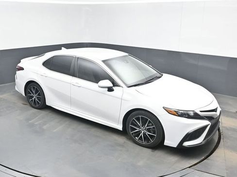 Used 2023 Toyota Camry SE FWD image 1