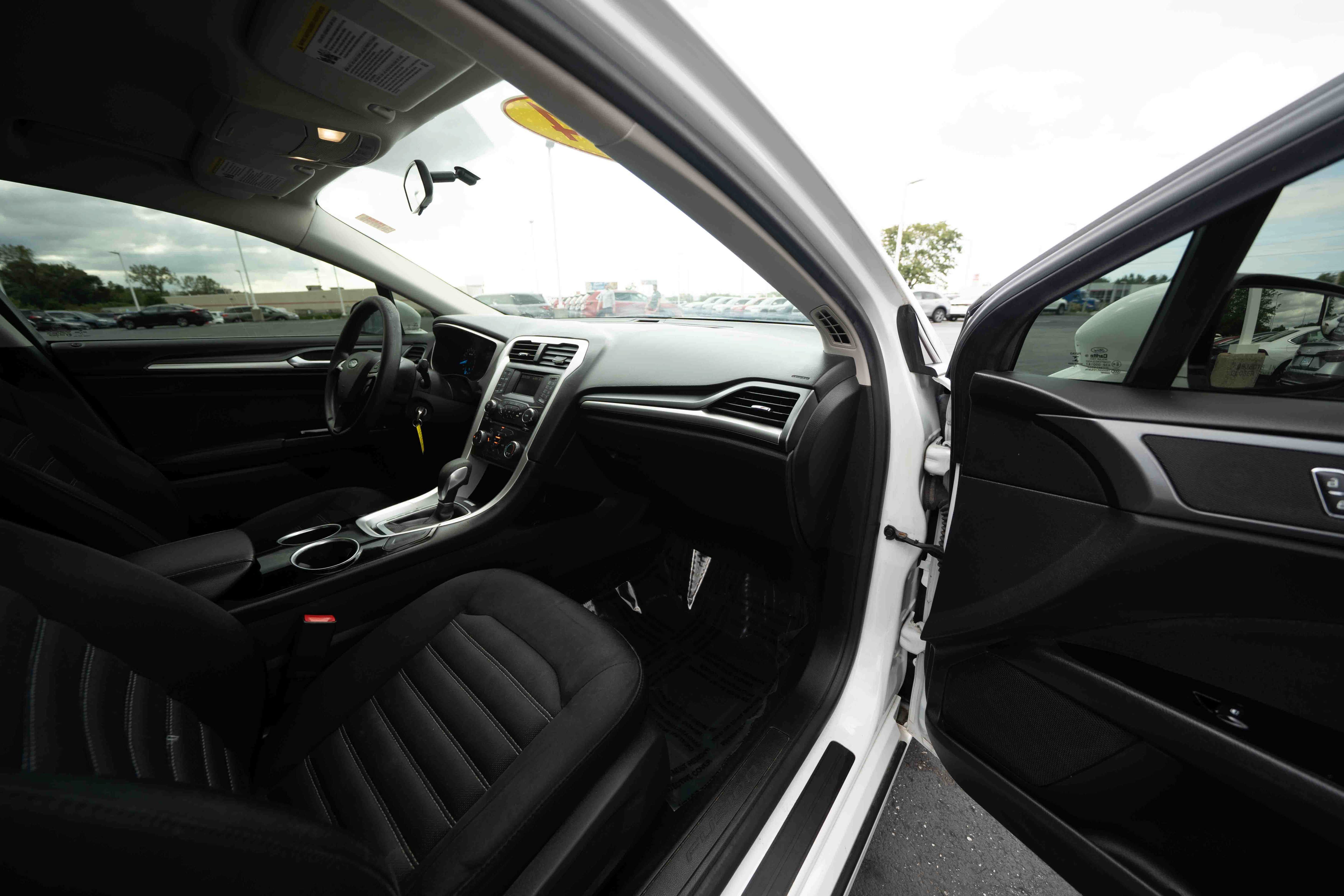 Used 2014 Ford Fusion SE FWD image 25