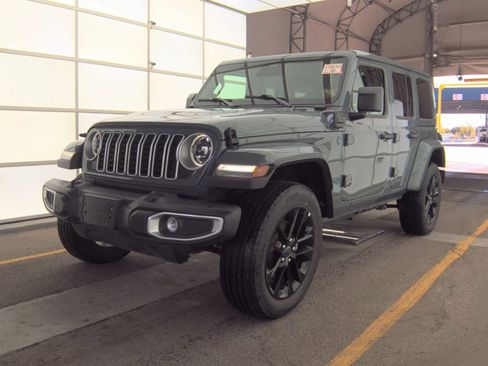 Used 2025 Jeep Wrangler Unlimited Sahara w/ Safety Group AWD/4WD image 4