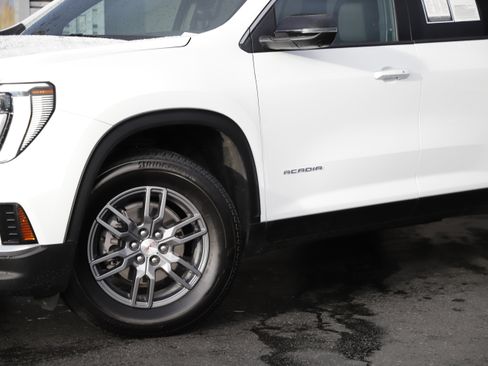 Used 2025 GMC Acadia Elevation image 2