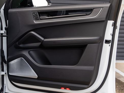 Certified 2025 Porsche Cayenne GTS AWD/4WD image 44