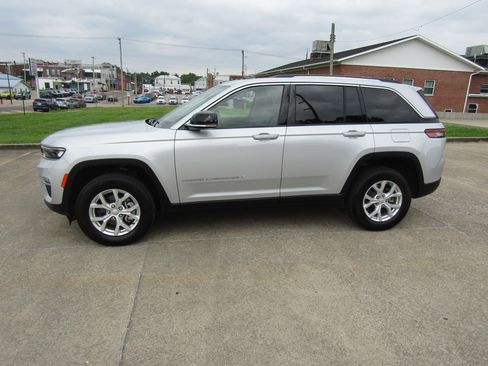 Used 2023 Jeep Grand Cherokee Limited w/ Trailer Tow Prep Group (B) image 6