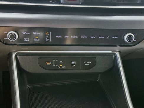 Used 2025 Kia Carnival FWD image 18