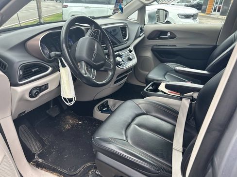 Used 2019 Chrysler Pacifica Touring-L FWD image 4