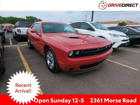 Used 2016 Dodge Challenger SXT RWD image 1