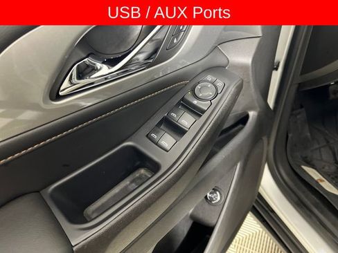 Used 2021 Chevrolet Traverse LT image 13