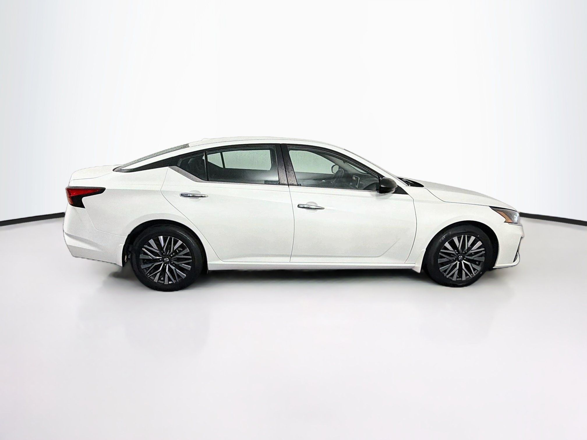 Used 2024 Nissan Altima 2.5 SV FWD image 10