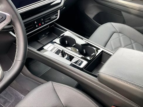 Used 2024 Volkswagen Atlas SE image 16