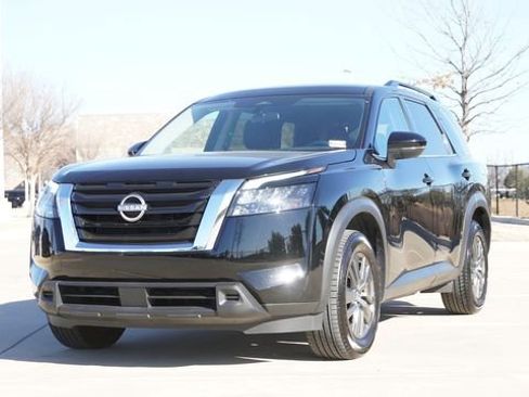 Used 2024 Nissan Pathfinder SV image 3