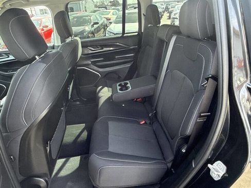 Used 2022 Jeep Grand Cherokee Laredo w/ Luxury Tech Group I image 19