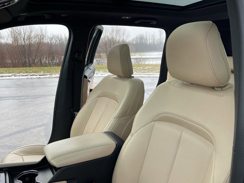 Used 2024 Jeep Grand Cherokee Limited w/ Luxury Tech Group II image 18