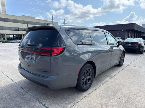 Used 2023 Chrysler Pacifica Limited w/ S Appearance Package FWD image 7
