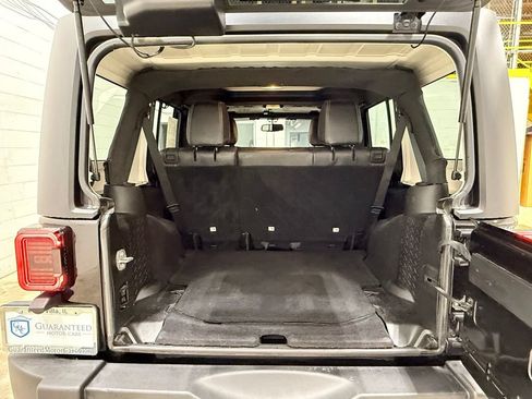Used 2018 Jeep Wrangler Unlimited Rubicon w/ Connectivity Group AWD/4WD image 36