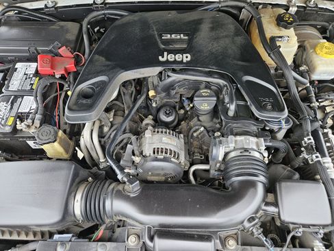 Used 2018 Jeep Wrangler Unlimited Sahara image 34