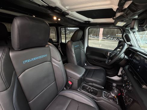 Used 2025 Jeep Wrangler Unlimited Rubicon 4xe image 19