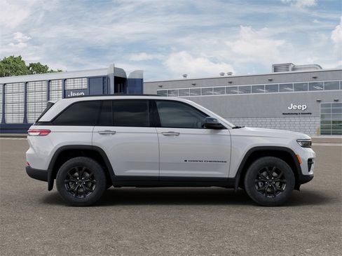 New 2025 Jeep Grand Cherokee Altitude image 21