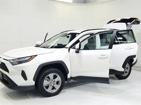Used 2025 Toyota RAV4 XLE FWD image 30