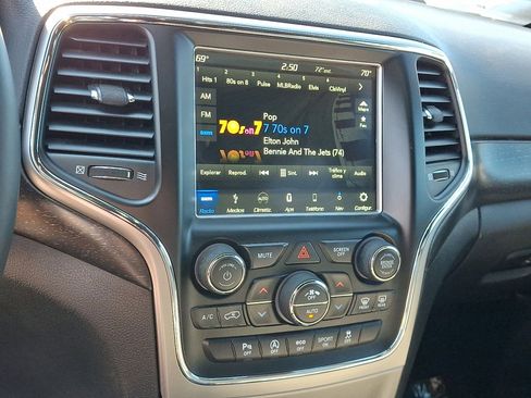 Used 2018 Jeep Grand Cherokee Laredo image 28