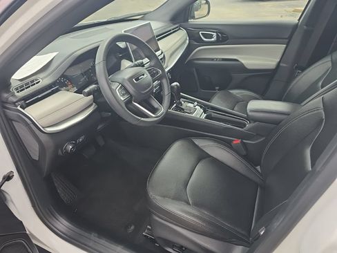Used 2025 Jeep Compass Limited AWD/4WD image 8