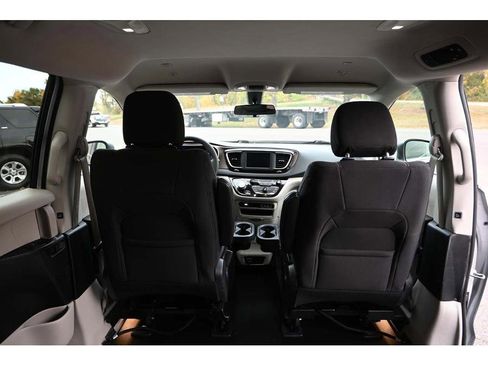 Used 2022 Chrysler Voyager LX image 20