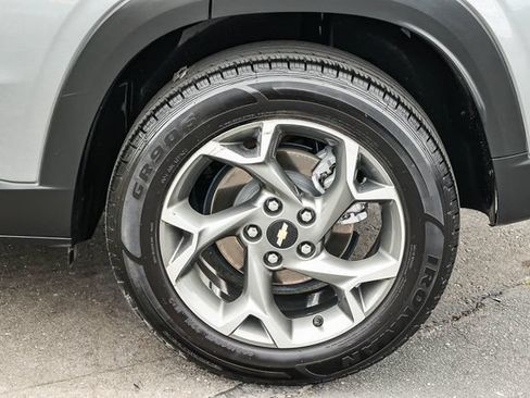 Used 2025 Chevrolet Trax LT FWD image 8
