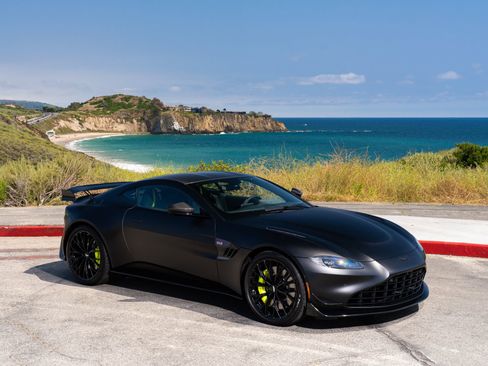 Used 2023 Aston Martin V8 Vantage Coupe RWD image 32