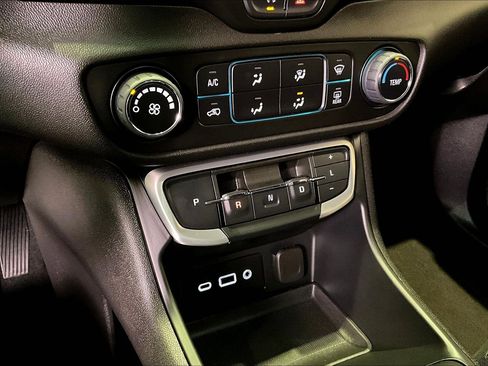 Used 2024 GMC Terrain SLE image 15